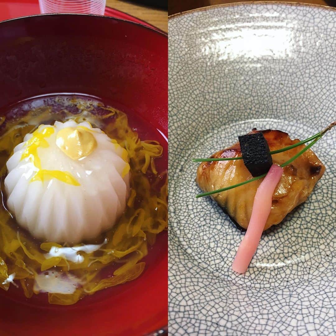 あだち理絵子さんのインスタグラム写真 - (あだち理絵子Instagram)「#美食会  #京都グルメ #出町柳 #御料理はやし   #昔ながらの京料理  ・先付け 白和え 柿が大きくて、上の真っ黒な椎茸は甘くて。  ごまの風味の立ち具合よ。  至極真っ当。  ・八寸 は目でも紅葉を楽しみ、 銀杏の塩加減と素材の美味さにびっくり。 翠色の宝石やーー。  子持ち鮎も旨味凝縮  日本酒お願いしたら 風情ある鉄瓶できました。  ・海老しんじょ  出たー この透明感！  目をとじて味わっちゃうよね。 繊細！！ ま、ちょっと口中 味探してまうとこあるけど（笑）  この場所やから 味覚研ぎ澄ませるんやろうなー😆  贅沢っ。  ・造り 烏賊がむっちり甘くて最高  ・焼き の上の黒いものは ゆべし だそうなー。  こういうのが自分では無理よねっ。  ・揚げ物 かき揚げに蛸とか鯵？ お魚の切り身と 千切りのお野菜  ん、これはやってみよう！  締めのご飯は 出汁にぎり  んー、なんか炊き込みか 釜炊きの銀シャリに ちりめん山椒とかが良かったな。  お二階の和室だから 料理写真撮れたけど お着物のお姐さまは 細かな料理説明がなくてちと寂しかったな。  やー、 日本食の礎 堪能しました。  おおきに。 美味しゅうございました。  #日本食#京都グルメ #京都老舗#京風情#ジャパネスク#ミシュラン一つ星 #予約は意外ととりやすい #食べログ4超え  #あだち食べログ  4.0」11月12日 14時55分 - adachi.rieko