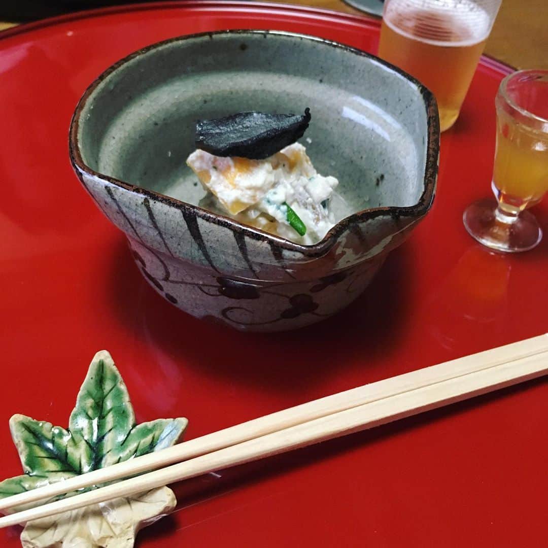 あだち理絵子さんのインスタグラム写真 - (あだち理絵子Instagram)「#美食会  #京都グルメ #出町柳 #御料理はやし   #昔ながらの京料理  ・先付け 白和え 柿が大きくて、上の真っ黒な椎茸は甘くて。  ごまの風味の立ち具合よ。  至極真っ当。  ・八寸 は目でも紅葉を楽しみ、 銀杏の塩加減と素材の美味さにびっくり。 翠色の宝石やーー。  子持ち鮎も旨味凝縮  日本酒お願いしたら 風情ある鉄瓶できました。  ・海老しんじょ  出たー この透明感！  目をとじて味わっちゃうよね。 繊細！！ ま、ちょっと口中 味探してまうとこあるけど（笑）  この場所やから 味覚研ぎ澄ませるんやろうなー😆  贅沢っ。  ・造り 烏賊がむっちり甘くて最高  ・焼き の上の黒いものは ゆべし だそうなー。  こういうのが自分では無理よねっ。  ・揚げ物 かき揚げに蛸とか鯵？ お魚の切り身と 千切りのお野菜  ん、これはやってみよう！  締めのご飯は 出汁にぎり  んー、なんか炊き込みか 釜炊きの銀シャリに ちりめん山椒とかが良かったな。  お二階の和室だから 料理写真撮れたけど お着物のお姐さまは 細かな料理説明がなくてちと寂しかったな。  やー、 日本食の礎 堪能しました。  おおきに。 美味しゅうございました。  #日本食#京都グルメ #京都老舗#京風情#ジャパネスク#ミシュラン一つ星 #予約は意外ととりやすい #食べログ4超え  #あだち食べログ  4.0」11月12日 14時55分 - adachi.rieko