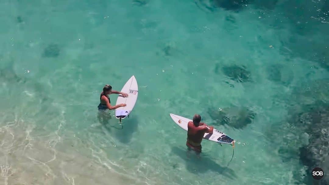 ジョーディン・バラットのインスタグラム：「we aren’t exactly surfing, but we made the @surfersofbali video 🙌🏼😂 #goals」