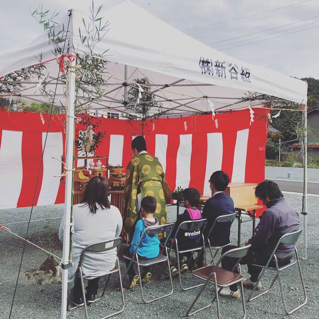 ONLY ONE HOUSE 株式会社 新谷組のインスタグラム：「. . #新谷組地鎮祭 . 先日、11月6日の大安の日に小浜市山手にて K様邸の地鎮祭が執り行われました。  神主さんにお祓いをしていただき、 工事の安全とK様邸のの繁栄を祈願しました。  今はまだ何もないこの土地に、 図面に描かれているお家がここに建つんだ！ と思うと、今からとても楽しみです！  これから工事スタートです👷‍♂️✨  K様、この度は誠におめでとうございます。 K様とのご縁に感謝致します🙇🏻‍♀️  ＿＿＿＿＿＿＿＿＿＿★＿＿＿＿＿＿＿＿＿＿  ˗ˏˋ 内覧会情報  ˎˊ˗  OPEN HOUSE  in 敦賀市莇生野 2020.11.14 sat  10:00-17:00 2020.11.15 sun  10:00-16:00  今回は両日とも一般公開🏴  お家づくりの参考になるポイントが盛り沢山の 内覧会となっておりますので、是非この機会に 実際にご覧になりご体感ください。  建築家と作る憧れの暮らし - A Special Life -  「家族の想いをより良いカタチに」 newest architect 他多数の有名建築家がご提案  　 今回はご来場につき1グループ様に1つ お米2キロプレゼント！！！  ぜひお越しください👩🏻‍💼✨  ※新型コロナウイルス感染拡大を考慮し、 ご予約優先とさせて頂きますので、 ご予約がない場合は、お待ちいただくことが ございますので何卒ご了承ください。  ☎ご予約頂ければスムーズにご案内が出来ます。 さらに・・・・・ ご予約特典もございます 何卒ご理解ご協力の程お願い申し上げます。　     ＿＿＿＿＿＿＿＿＿＿★＿＿＿＿＿＿＿＿＿＿  . . #ONLY_ONE_HOUSE_新谷組 . ＿＿＿お問い合わせはお気軽にどうぞ ＿＿ . ❏ 本社TEL  0770-78-1255 ❏ 事務所TEL  0770-59-2552 ❏ LINE ID  @mwq1142v ❏ E-Mail  shintanigumi@outlook.jp ❏ 新谷組HP  http://www.shintanigumi.jg .  #新谷組#おおい町#舞鶴市#高浜町#小浜市#敦賀市#若狭町#美浜町#新築#一戸建て#外構工事#改修工事#シンプルライフ#マイホーム#マイホーム計画#注文住宅#デザイン住宅#自由設計#工務店#金属サイディング#無垢材#シンプルライフ#地鎮祭」