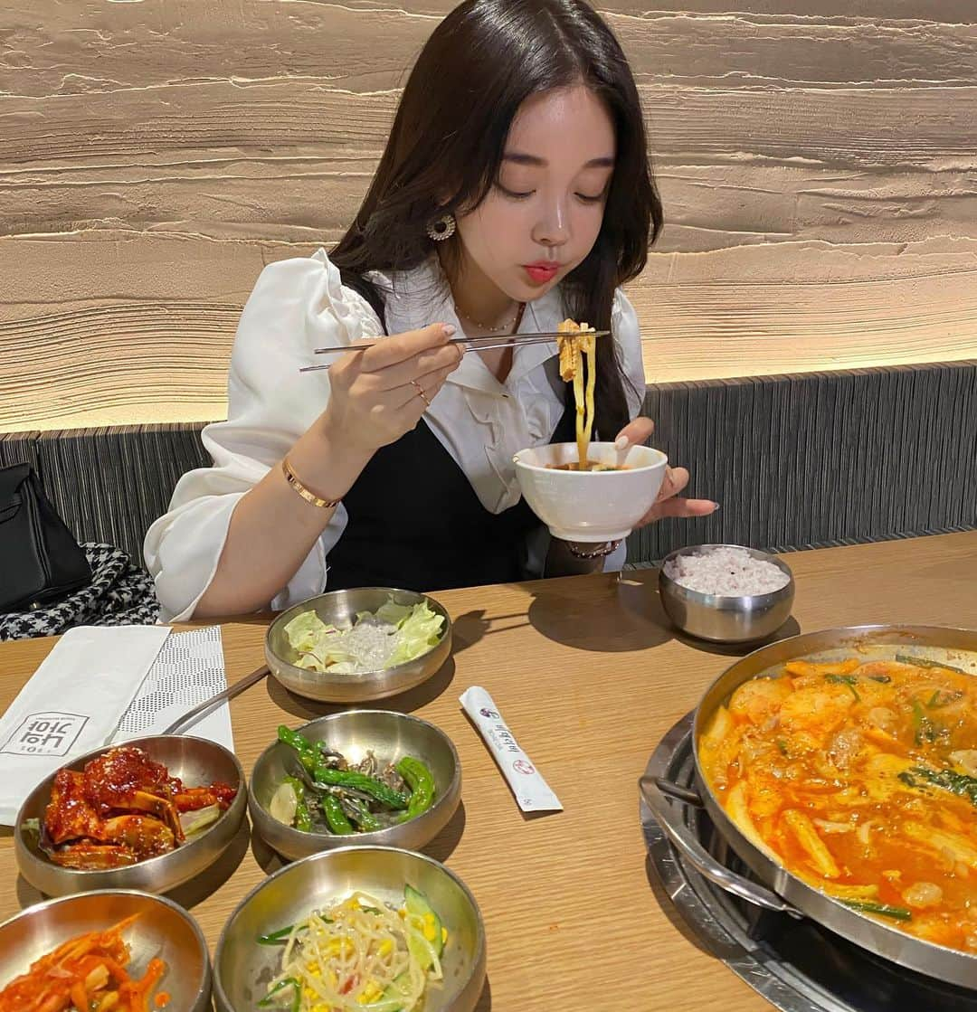 チョ・ミニョンさんのインスタグラム写真 - (チョ・ミニョンInstagram)「살면서 처음 먹어 본 곱창 전골 다들 이렇게 맛있는거 먹고 다니면서 알려주지도 않고🥺* 다음은 뭘 도전해보지😏? ⠀⠀⠀⠀⠀⠀ ❗️참 바지 👖오픈은 오늘 저녁 7시 랍니다 ♥  ⠀⠀⠀⠀⠀⠀」11月12日 15時04分 - xxjominxx