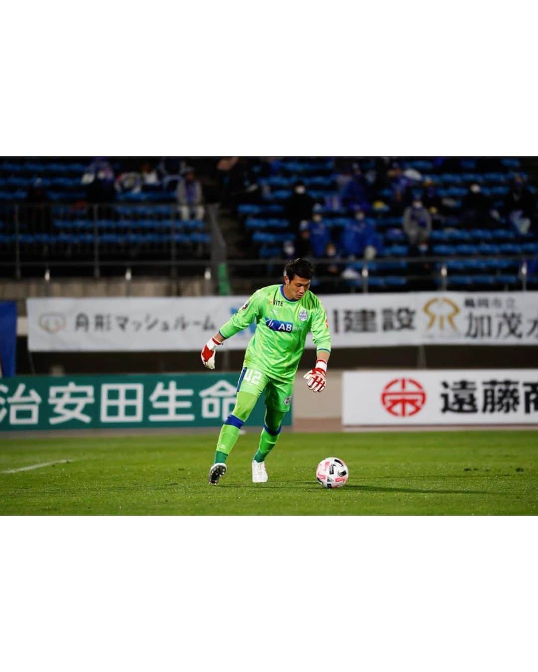 藤嶋栄介さんのインスタグラム写真 - (藤嶋栄介Instagram)「昨日も沢山の応援ありがとうございました。  勝利出来たのは本当に良かったですが、試合を難しくしたのはあの失点からだと思います。 僕自身しっかり反省して次はあのような失点はしないようにトレーニングします。 しかし、難しい試合を勝ち切れたのはモンテに関わる全員の力だと思います。 残り９つ。全員で勝ち続けましょう。  #モンテディオ山形 #勝利 #大宮アルディージャ #ホーム #ホームデビュー戦  #反省 #勝ち続ける #諦めない #次こそ #無失点」11月12日 14時56分 - e.fujishima_official