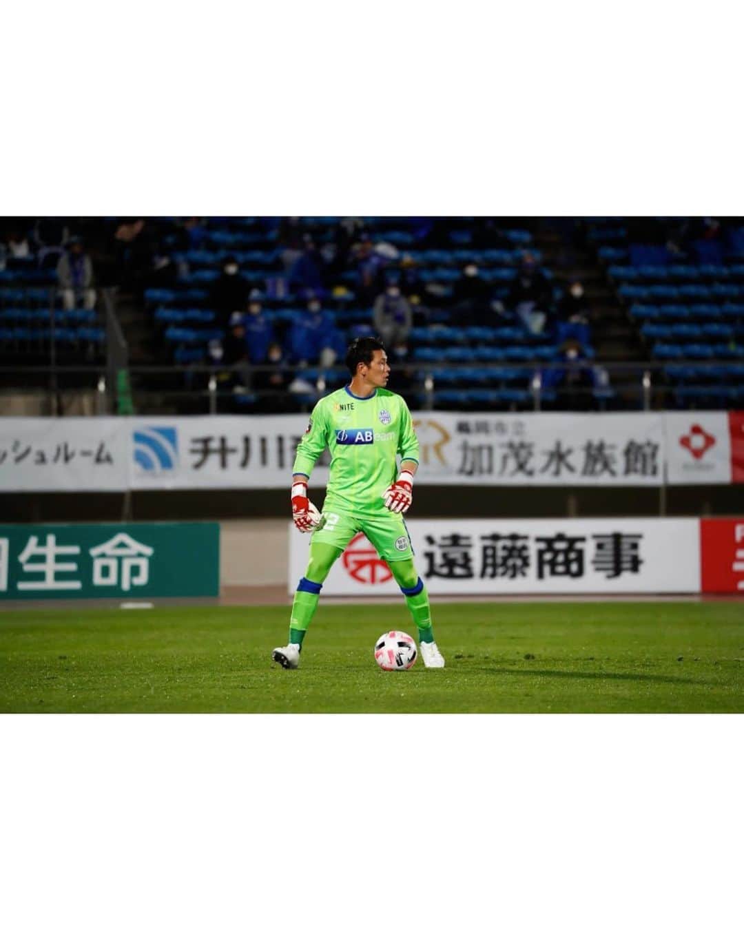 藤嶋栄介さんのインスタグラム写真 - (藤嶋栄介Instagram)「昨日も沢山の応援ありがとうございました。  勝利出来たのは本当に良かったですが、試合を難しくしたのはあの失点からだと思います。 僕自身しっかり反省して次はあのような失点はしないようにトレーニングします。 しかし、難しい試合を勝ち切れたのはモンテに関わる全員の力だと思います。 残り９つ。全員で勝ち続けましょう。  #モンテディオ山形 #勝利 #大宮アルディージャ #ホーム #ホームデビュー戦  #反省 #勝ち続ける #諦めない #次こそ #無失点」11月12日 14時56分 - e.fujishima_official