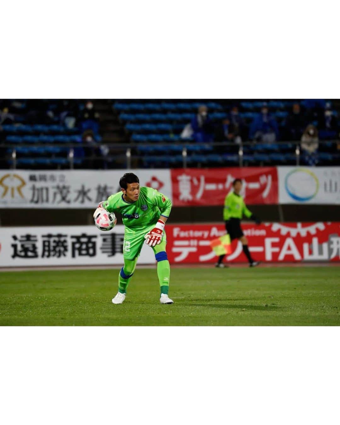 藤嶋栄介さんのインスタグラム写真 - (藤嶋栄介Instagram)「昨日も沢山の応援ありがとうございました。  勝利出来たのは本当に良かったですが、試合を難しくしたのはあの失点からだと思います。 僕自身しっかり反省して次はあのような失点はしないようにトレーニングします。 しかし、難しい試合を勝ち切れたのはモンテに関わる全員の力だと思います。 残り９つ。全員で勝ち続けましょう。  #モンテディオ山形 #勝利 #大宮アルディージャ #ホーム #ホームデビュー戦  #反省 #勝ち続ける #諦めない #次こそ #無失点」11月12日 14時56分 - e.fujishima_official
