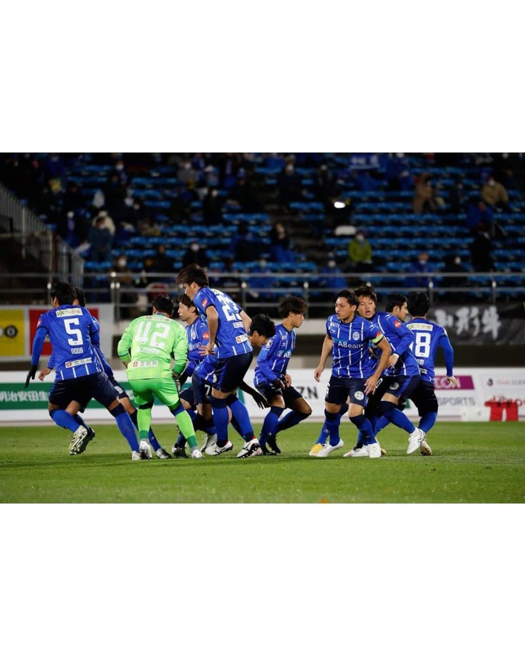 藤嶋栄介のインスタグラム：「昨日も沢山の応援ありがとうございました。  勝利出来たのは本当に良かったですが、試合を難しくしたのはあの失点からだと思います。 僕自身しっかり反省して次はあのような失点はしないようにトレーニングします。 しかし、難しい試合を勝ち切れたのはモンテに関わる全員の力だと思います。 残り９つ。全員で勝ち続けましょう。  #モンテディオ山形 #勝利 #大宮アルディージャ #ホーム #ホームデビュー戦  #反省 #勝ち続ける #諦めない #次こそ #無失点」