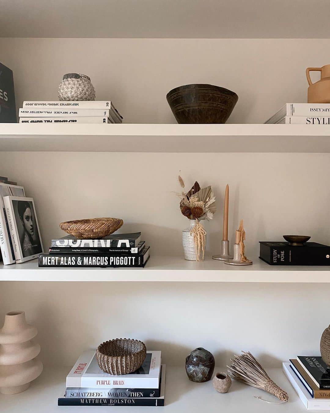 ジュリー・サリニャーナのインスタグラム：「Always a work in progress with book shelves. Any tips guys? Also, how cute is this dry floral mini arrangement? Love!! Supporting a Latina owned floral Shop @delilahsflowertruck 💕」