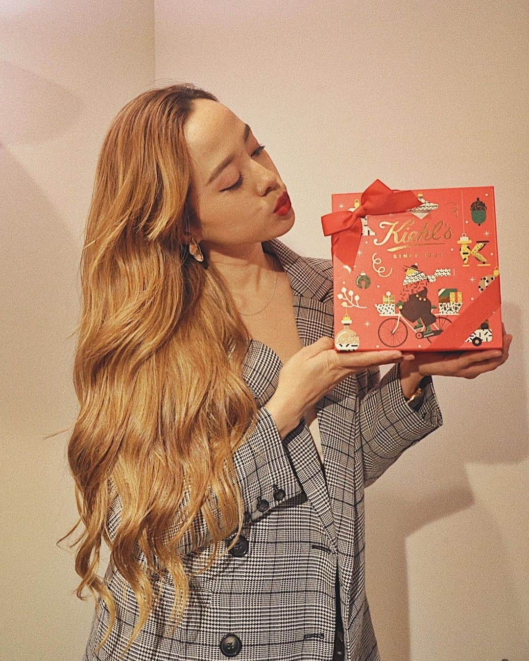 Tattyのインスタグラム：「Thank you Kiehl's!!!!🎁  Kiehl's から大好きなUFCクリームと 保湿力が高いリップトリートメントなど 100%リサイクル可能素材の 可愛いギフトボックスに入った 素敵なアイテム達が届きました🥰🙏 いつもありがとうございます😋❤️  ストーリーズでサイトもリンクしたので よかったらチェックしてみてね❤️😌  個人的には　@maite_franchi さんの 描き出す絵が可愛くて、 ギフトを贈られる側も 心躍るようなプレゼントになるなぁと☺️ 可愛いものプレゼントされると テンションもあがるよね☺️  @kiehlsjpさんいつもありがとうございます❤️🎁  #キールズ　#キールズホリデイ2020 #PR #kiehls #maitefranchi」