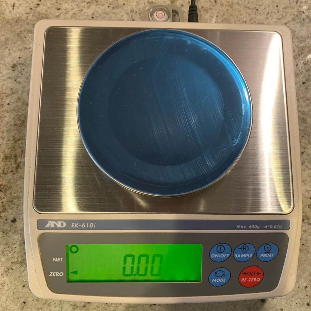 竹田恒泰さんのインスタグラム写真 - (竹田恒泰Instagram)「我が家のキッチンに、業務用の電子秤が入った。校正用分銅で校正して、東京の重力加速度を入力して使用開始。テンション上がる。0.01gまで計測可。これで、テンポ良くお茶を測れる。」11月12日 15時14分 - takedatsuneyasu