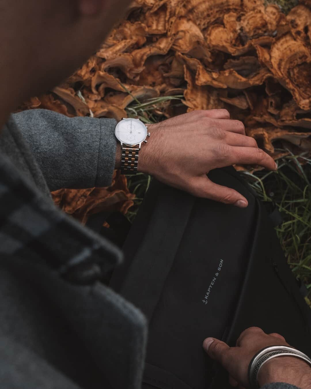 Kapten & Sonさんのインスタグラム写真 - (Kapten & SonInstagram)「'No need to rush.' ⏱️ Good Morning, Kaptens! 🙌 Starting the day with our watch Chrono Silver "Bicolor Steel". @denzelvt #bekapten #kaptenandson⁠ .⁠ .⁠ .⁠ #watch #backpack #chrono #helsinki #kaptenandsonmen #autumn #autumnoutfits #mensfashion #inspiration #ootd #explore #nature #fall」11月12日 15時30分 - kaptenandson