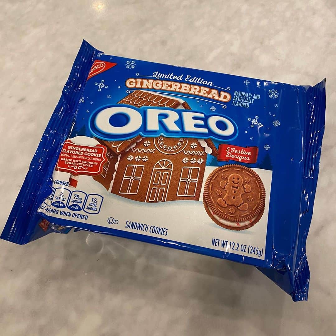 アダム・シャピロのインスタグラム：「Oreo Review #638 The Limited Edition Gingerbread Oreo (5 festive designs)  Cookie: gingerbread Creme: classic with crunchy red sugar CRYSTALS.   Well if I wasn’t in the holiday spirit before, I certainly am now. Which holiday, I’m not sure, but I feel festive after eating these. This is the kind of Oreo that says “yeah i might be limited edition now, but I’m here to STAY.” These Oreos are here for the right reasons. This isn’t some far fetched flavor. This is a classic cookie flavor merging with the world’s best cookie setup: the Oreo. One might say it’s a vibe. Others might call it a no-brainer. Gingerbread may have been brought to Europe in 992 CE by the Armenian monk Gregory of Nicopolis...but Oreo has broughten it again. And this time it’s not just available in French monasteries, it’s available to all of us. The only question is: are you ready for a seismic shift in your Oreo top 5? If so, you’re gonna have to make room for Gingerbread.  Overall Rating🥛🥛🥛🥛🥛 BTSMT Rating: 662.48」