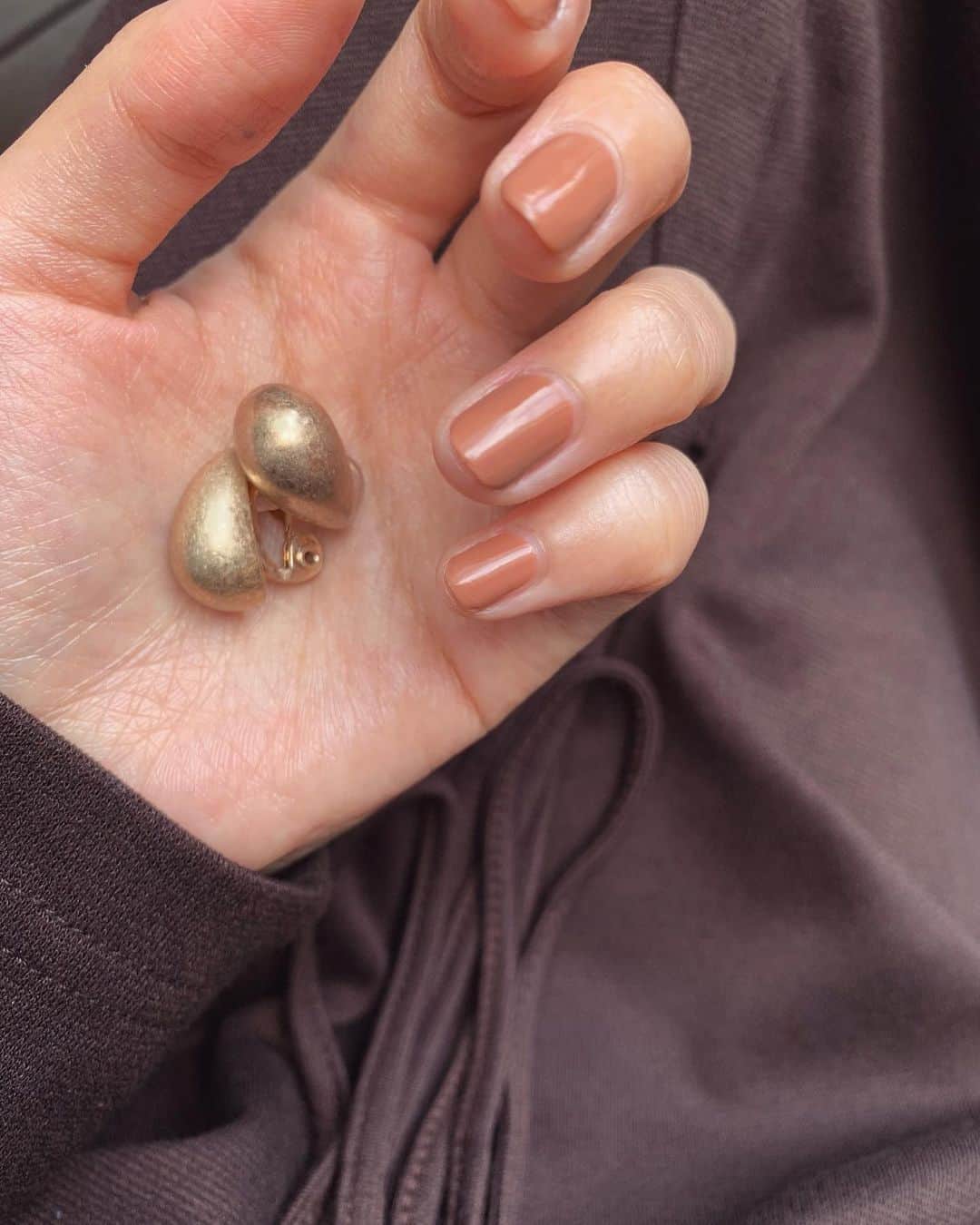 奥平真衣のインスタグラム：「コロンとした形がかわいいイヤリング🥚 #earrings #vintageaccessories」