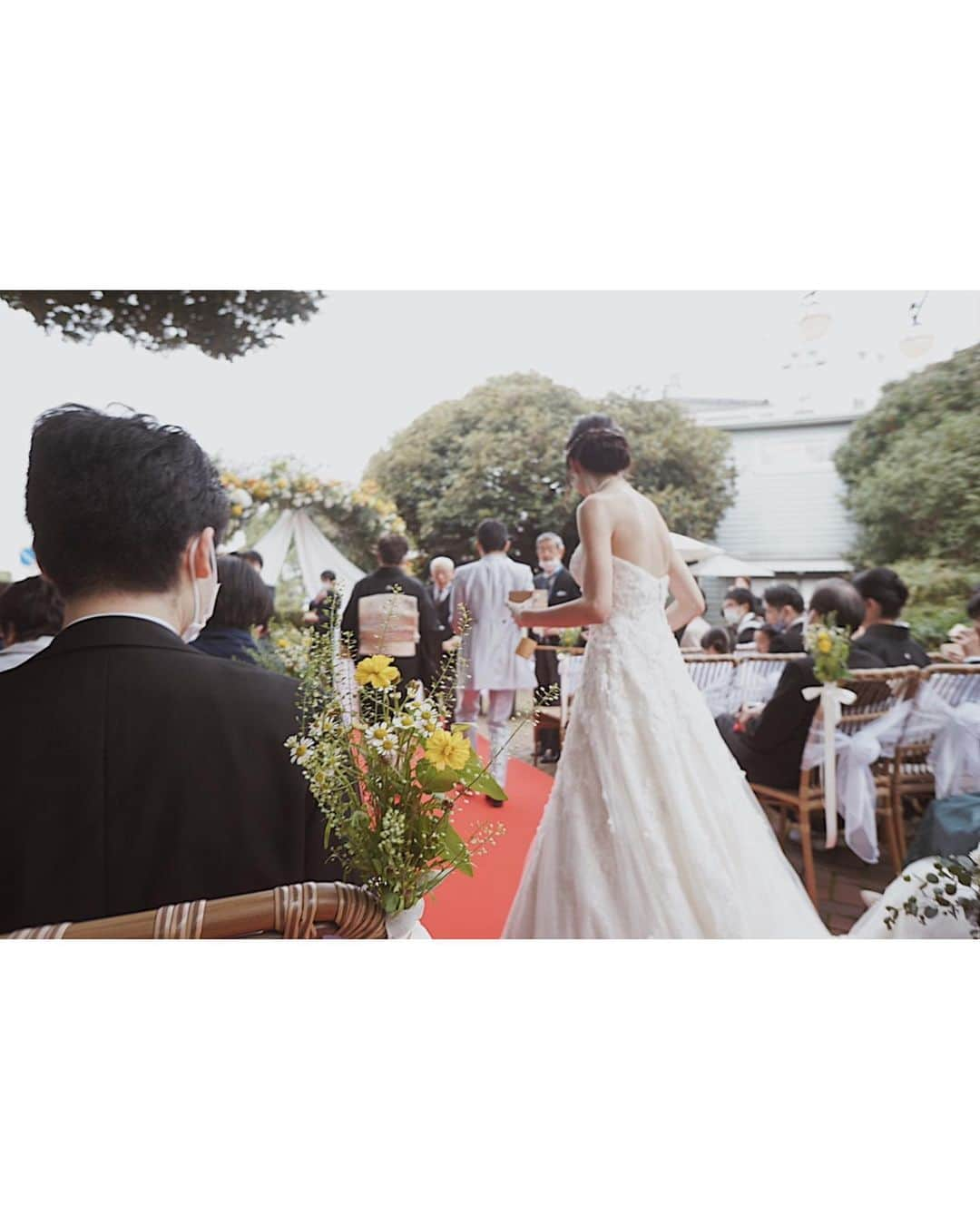 Remiさんのインスタグラム写真 - (RemiInstagram)「Best wishes to newlyweds💐 週末の幸せ振り返り。 大学の友人の結婚式でした💍 上京したての大学入学式で出会い、私の破天荒な大学生活をいつも笑い飛ばしながら支えてくれた大切な友達。 いつも明るく人気者で、勉強もスポーツもできて、今や世界で活躍するキャリアウーマン✨  そんな彼女の今までで1番幸せそうで美しい花嫁姿を見て、友達につられて開始早々もらい泣きしてしまいました。  この時期ということで挙式のみの参列でしたが、とっても素敵なガーデンウェディングで、アットホームで笑いの絶えない結婚式でした🌼 落ち着いたら改めて飲み明かそう🍾🥂🍷🍻🍶←  #HappyWedding」11月12日 15時28分 - remi_912