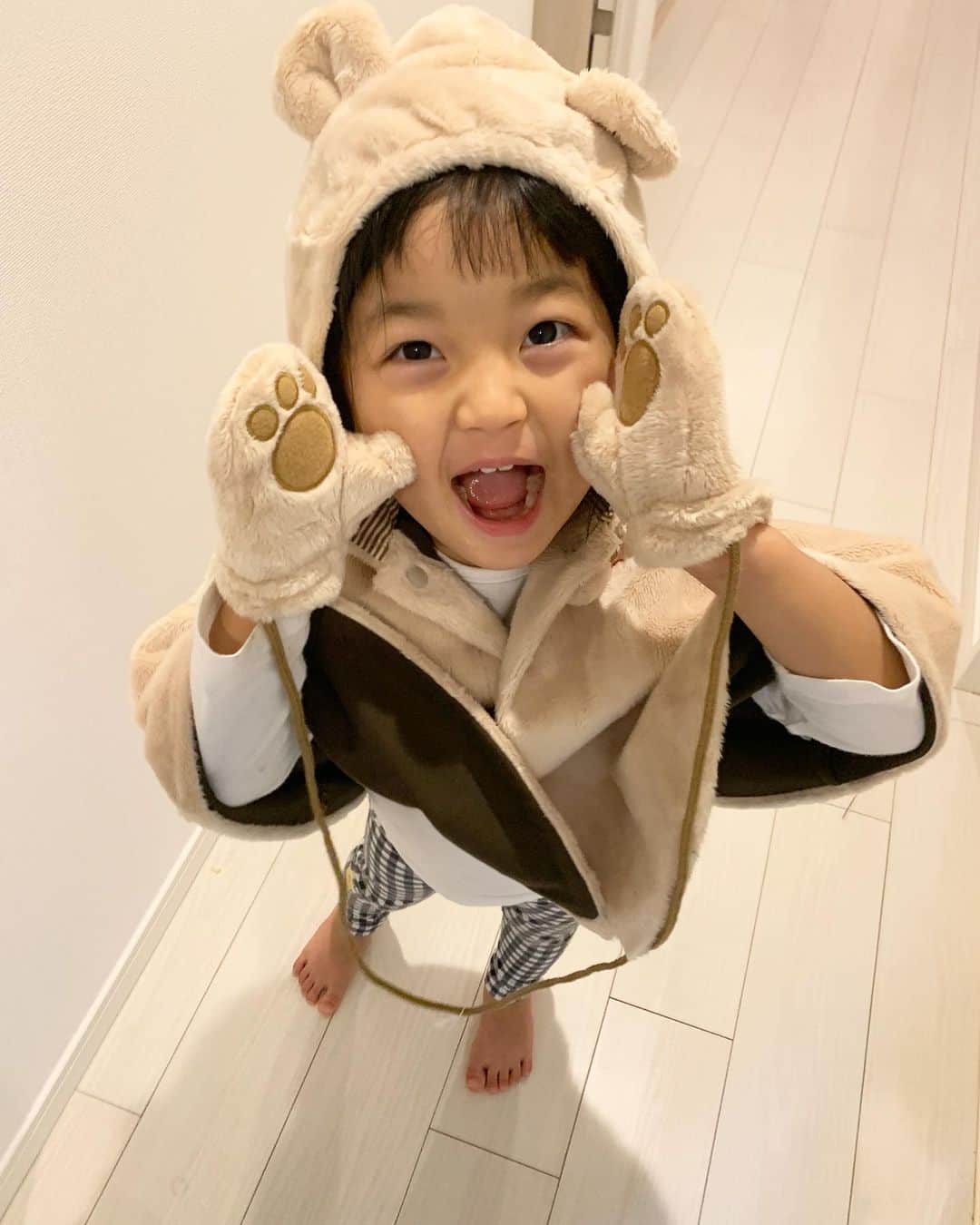 三好絵梨香さんのインスタグラム写真 - (三好絵梨香Instagram)「お友達から、赤ちゃん用に送られてきたプレゼントを😳無理やり着る娘😳 何でも自分の物。 これから色々学ぶよね😊笑」11月12日 15時28分 - erika.miyoshi