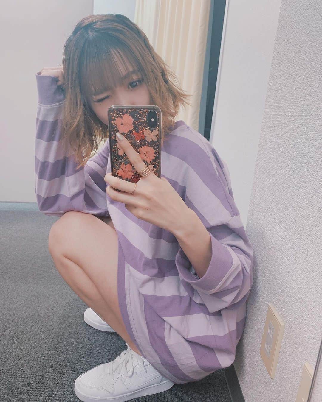 桑名利瑠のインスタグラム：「. . . 可愛いロンT🥺🤤 だぼだぼ感♡ . . . #fashion #outfit #outfitoftheday #followｍe #l4l #code #makeup #make #韓国ファッション #韓国風 #韓国風ヘア #instagood #instalike #instadaily #instapic #プチプラコーデ #gu #コラボ #コラボ商品 #purple #スニーカー女子 #nike #ショートボブ #ハイトーンボブ」