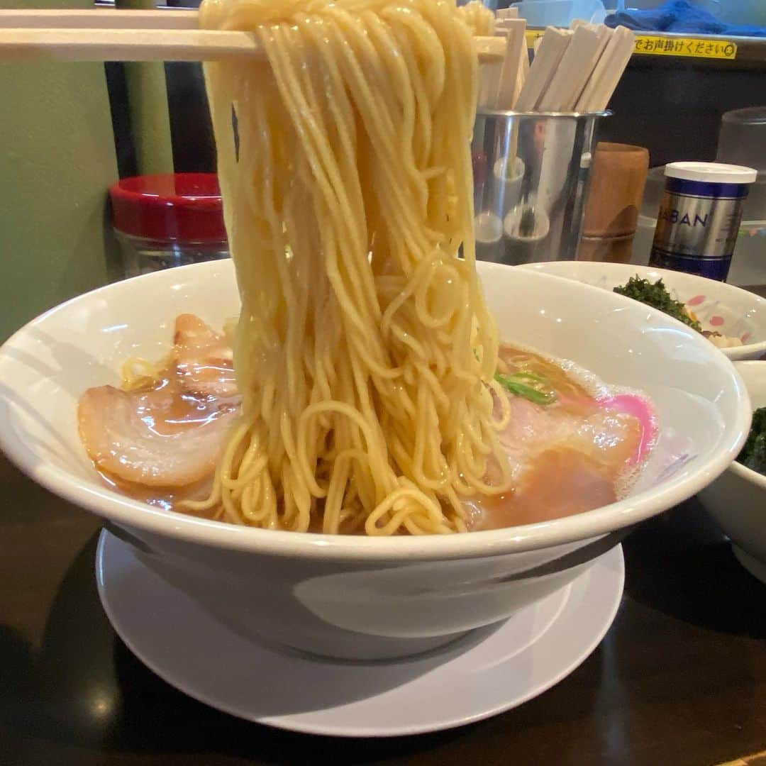 ちゃまのインスタグラム：「大井町　のりや食堂 僕がラーメンにハマるきっかけになった店ボンバー  変わらず今も臭い和歌山ラーメン お命ぐびぐび。大好きです ご馳走様でした。」