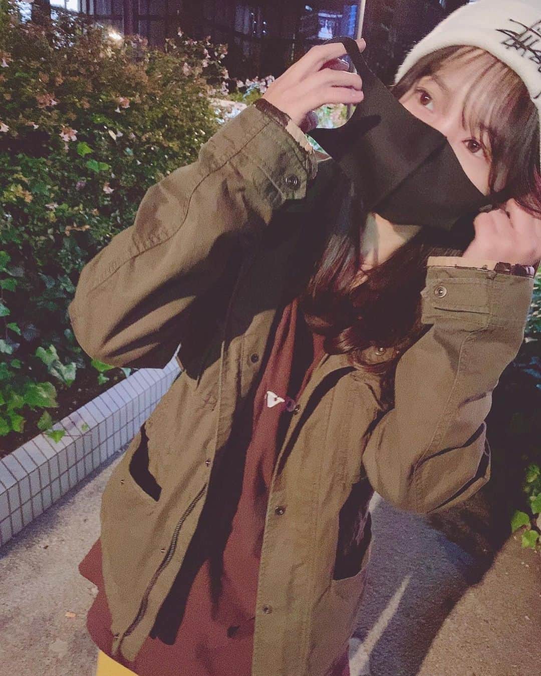 本郷柚巴のインスタグラム：「梅田のバッティングセンター ガチ勢だらけで場所を変えて🏃🏻‍♀️  人が少なかったバッティングセンターの1番隅っこレーンで  スピード70キロの100球打ち込んだ結果…🤫  #途中半目じわ #ニット帽  #stussy  #trainer  #overprint  #バッティングセンター #野球 #筋肉痛になりました」