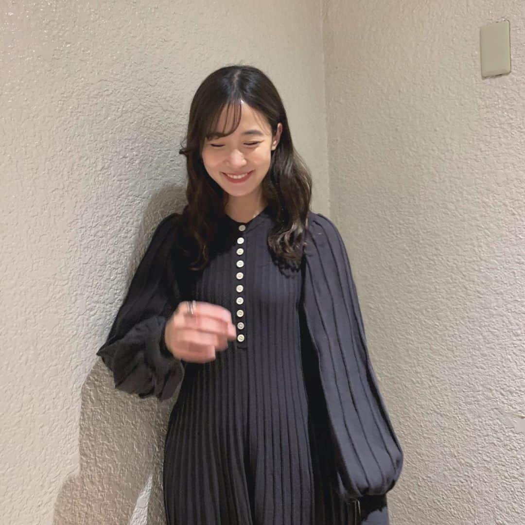 吉田友利恵のインスタグラム：「昨日👗 @adametrope  お姉ちゃんに撮ってもらったーよ☺︎ 場所何でここにしたんだろう。🤣 ただ嬉しそうだからいっか！(笑) #それより家にわんぴーすありすぎてびっくりする #わんぴーすの時のタグ考えてください🥺 きめました、 #ゆりえわんぴぃす」