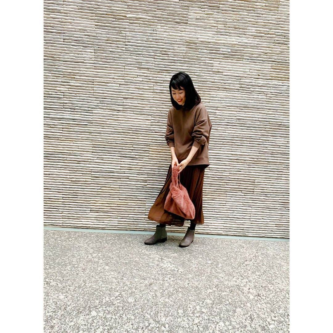 徳山沙季さんのインスタグラム写真 - (徳山沙季Instagram)「. ♡ @anyfam_official さんからロング丈のパーカーをいただきました✨ ブラウン系でまとめたくて、スカートは @uniqlo の #シフォンプリーツロングスカート のブラウンを合わせました🙂 . 全体的にダーク系コーデになったのでバッグは、 @daiso_official のピンクファーバッグを投入👝 . どんなコーデでも一年を通して脱毛をしていると安心です🙆‍♀️ 銀座カラーでは月額3000円で全身脱毛が可能です🙌 . 無料カウンセリングのご予約は @ginzacalla_official の 公式アカウントURLからキャンペーンcheckできますよ♡ . . #パーカー　: #anyfam  #スカート　: #uniqlo #ショートブーツ　: #acurez_official  #バッグ　: #daiso . . @ginzacalla_official  #銀座カラー　#脱毛　#全身脱毛　#顔脱毛　#callaPR #おしゃれさんと繋がりたい #ファッション好きな人と繋がりたい #カジュアルコーデ #プチプラコーデ」11月12日 15時40分 - saki.whitesnow