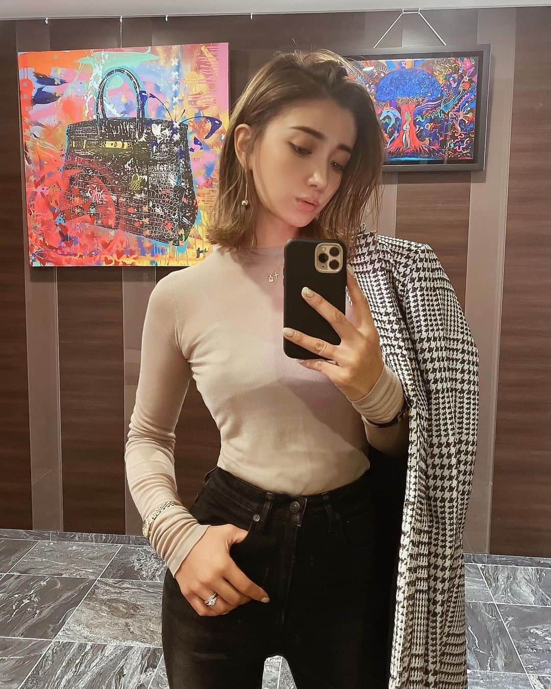 のインスタグラム：「beigeとBlackって可愛いよねー🖤🖤 #instagood#instaootd#ootd#trend#model#japanesemodel#kawaii#girl#mama#instafashion#拍照#可爱#今天的衣服#时尚#패션#귀엽다#일본인#촬영#ママリ#ママコーデ#フォローミー#かわいい#igers#likeforlike#followme#styleinspo#instastyle#searoomlynn#minedenim#casetify」