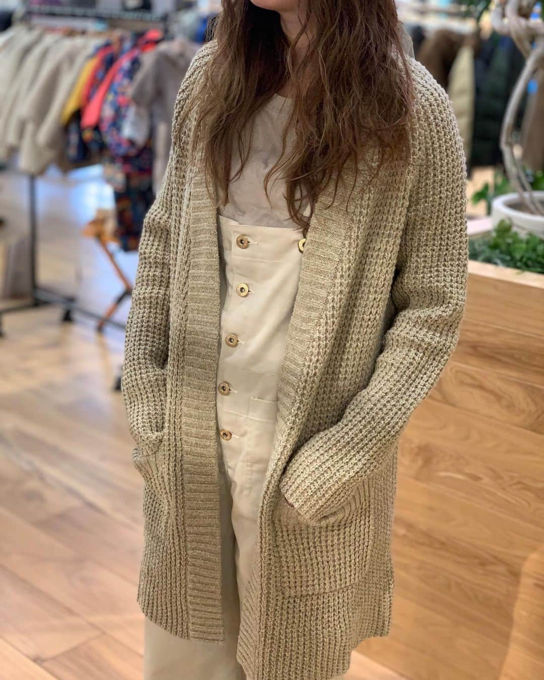 のインスタグラム：「＊ 【Patagonia ウィメンズ・オフカントリー・カーディガン新色入荷🙌】 ＊ 昨年も人気だった どこか懐かしさを感じるオフカントリーカーディガン。  クラシックな大きめのワッフルニットのカーディガンラグランスリーブ。  ボタンもジッパーも付いていないデザインのカーディガンです。   フロント中央とポケットにリブニットでアクセントつけてます😊😊😊  温かさを提供する腿の中間までの丈です🙌🙌🙌  さらりと着用できてコーデしやす一着です。  ■Patagonia ■オフカントリーカーディガン ■素材：リサイクル・コットン48％／リサイクル・ポリエステル47％／その他の繊維５％ ■価格　¥16,500＋tax ＊  * SUNDAY MOUNTAIN ■THE GATE by SUNDAY MOUNTAIN 福井県福井市定正町1216 TEL 0776-97-8848 * 営業時間：11:00~19:00(水曜定休） ＝＝＝＝ * * #THEGATEbySUNDAYMOUNTAIN #sundaymountain #サンデーマウンテン #アウトドア #アウトドアショップ #アウトドアファッション #キャンプ #キャンプギア #ハイキング #福井  #パタゴニア　 #ノースフェイス　 #アークテリクス　 #スノーピーク  #コールマン　 #ユニフレーム #フーディニ　 #アンドワンダ ー #ティートンブロス　 #グラミチ　 #グリップスワニー　 #山と道 #Patagonia」