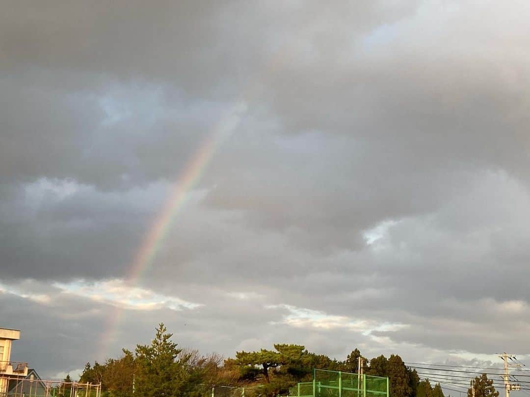 佐藤千晶さんのインスタグラム写真 - (佐藤千晶Instagram)「仕事終わりふと見上げたら 大きな虹が。 この日は弟の三回忌でした。 弟が出してくれたのかなー？と 勝手に姉は思いまして。 元気でましたよ😊  #虹 #気仙沼の空」11月12日 15時48分 - satochiaki125