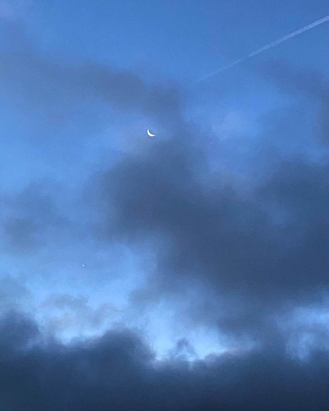 メラニー・サイクスさんのインスタグラム写真 - (メラニー・サイクスInstagram)「Good morning 💙🖤🌙 love and light 🙏🏻 #crescentmoon #skygazer #cloudlover #thursdayblessings」11月12日 15時48分 - msmelaniesykes