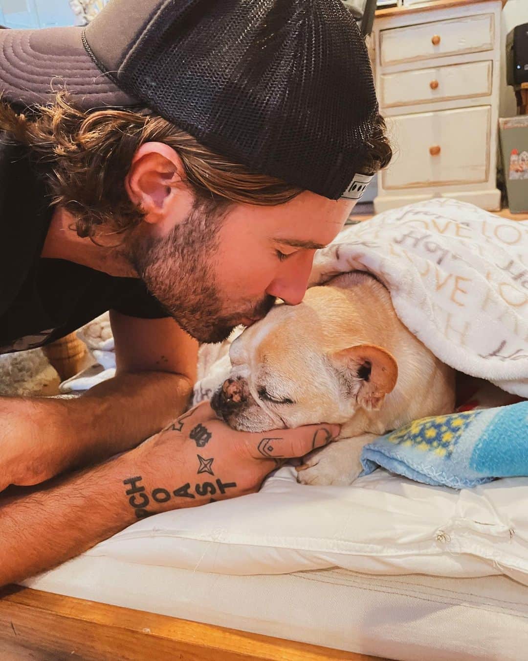 ブロディ・ジェンナーのインスタグラム：「Give your fur babies some extra love today. We lost our little Chunk yesterday 💔. He had a great life filled with tons of love and the best Dog/human Mom anyone could ask for @ltlindathompson. RIP Bentley aka My little Chunk 💙 see you on the other side.」