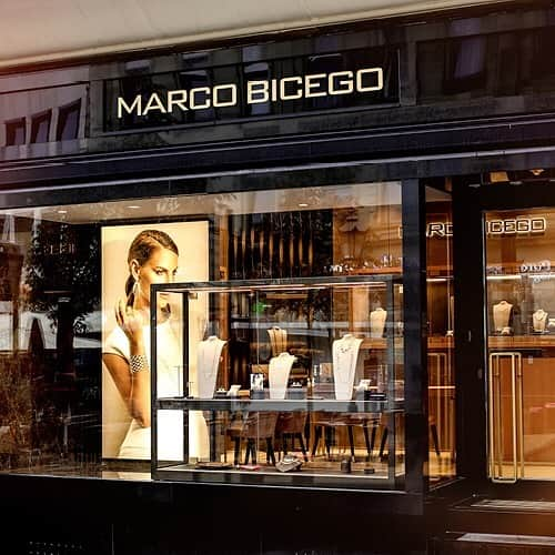 マルコ ビチェゴさんのインスタグラム写真 - (マルコ ビチェゴInstagram)「Our team at the new Marco Bicego boutique in Baden-Baden, Germany, has been busy in welcoming customers! Thank you @sarahsunita for visiting our store. Come and join us to find the perfect gift or a truly elegant finish to all your holiday looks. #marcobicego」11月13日 2時48分 - marco_bicego