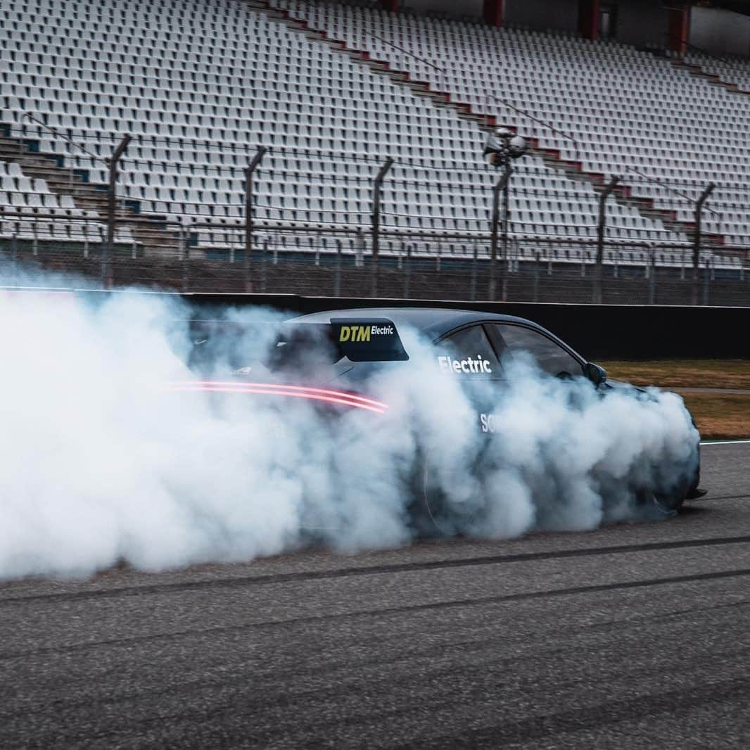 ソフィア・フロルシュさんのインスタグラム写真 - (ソフィア・フロルシュInstagram)「Smoking booty 🔥🍑 Nothing better than 1200HP and traction control off 😌😅💨 // 📸 x @toni.ax \\ #sophia #sophia99 #changeagent #racegirl #racing #motorsport #schaeffler #dtm #future #wepioneermotion #lustmodus #smoke」11月13日 2時48分 - sophiafloersch