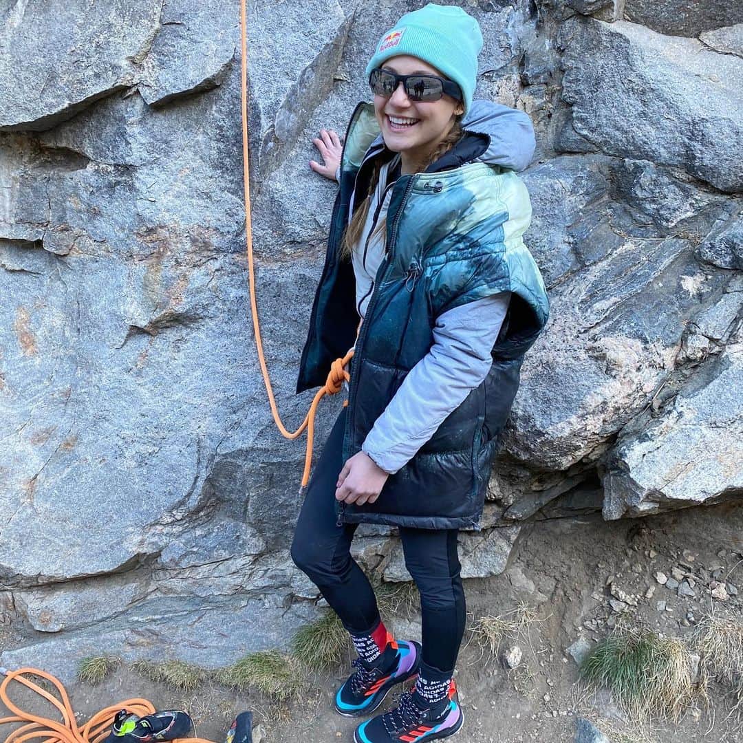 のインスタグラム：「Back to hanging at the crag! And sweater and vest weather 🧣 Side note- I’m jamming out to some background tunes here with my @bose frames which is awesome because I personally am not a big fan of people using speakers at the crag (at least when other groups are around ESPECIALLY). The fun thing about these #boseframes is that they stay on really well while you’re moving around but also provide a pleasant non intrusive way to listen to music and stay situationally aware and able to talk/interact with friends while outside! #teambose for the win 🙏🏼  —  #womenwhoclimb #climbinglife #climber #climbon #climbingmountains」