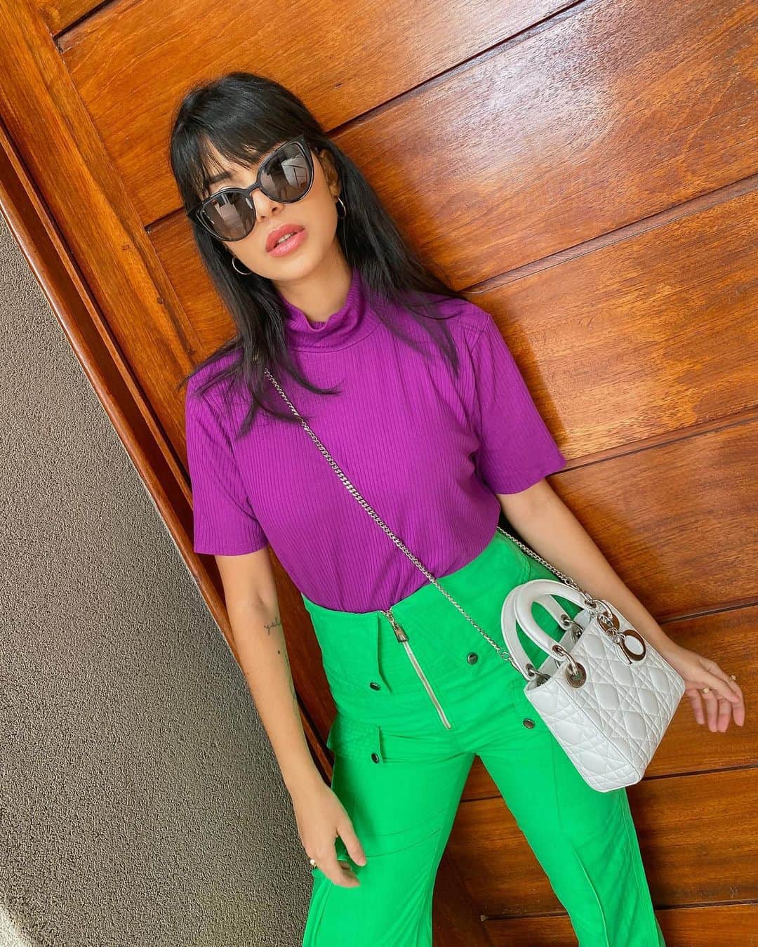 Gabriela Salesのインスタグラム：「Não gosto de legume, mas tô parecendo uma berinjela, enfim a hipocrisia kkk💚💜」