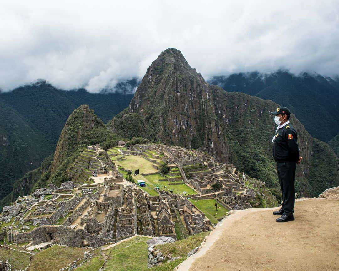 AFP通信さんのインスタグラム写真 - (AFP通信Instagram)「AFP Photo 📷 @ernestobenavidesde - A tourist policeman is seen on duty at the archaeological site of Machu Picchu, in Cusco, Peru during its reopening on November 01, 2020, amid the new coronavirus pandemic. The Inca citadel of Machu Picchu reopened on Sunday in the framework of a gradual decrease in COVID-19 contagions in Peru, after remaining empty almost eight months, affecting the tourism sector severely. #MachuPicchu」11月13日 1時40分 - afpphoto