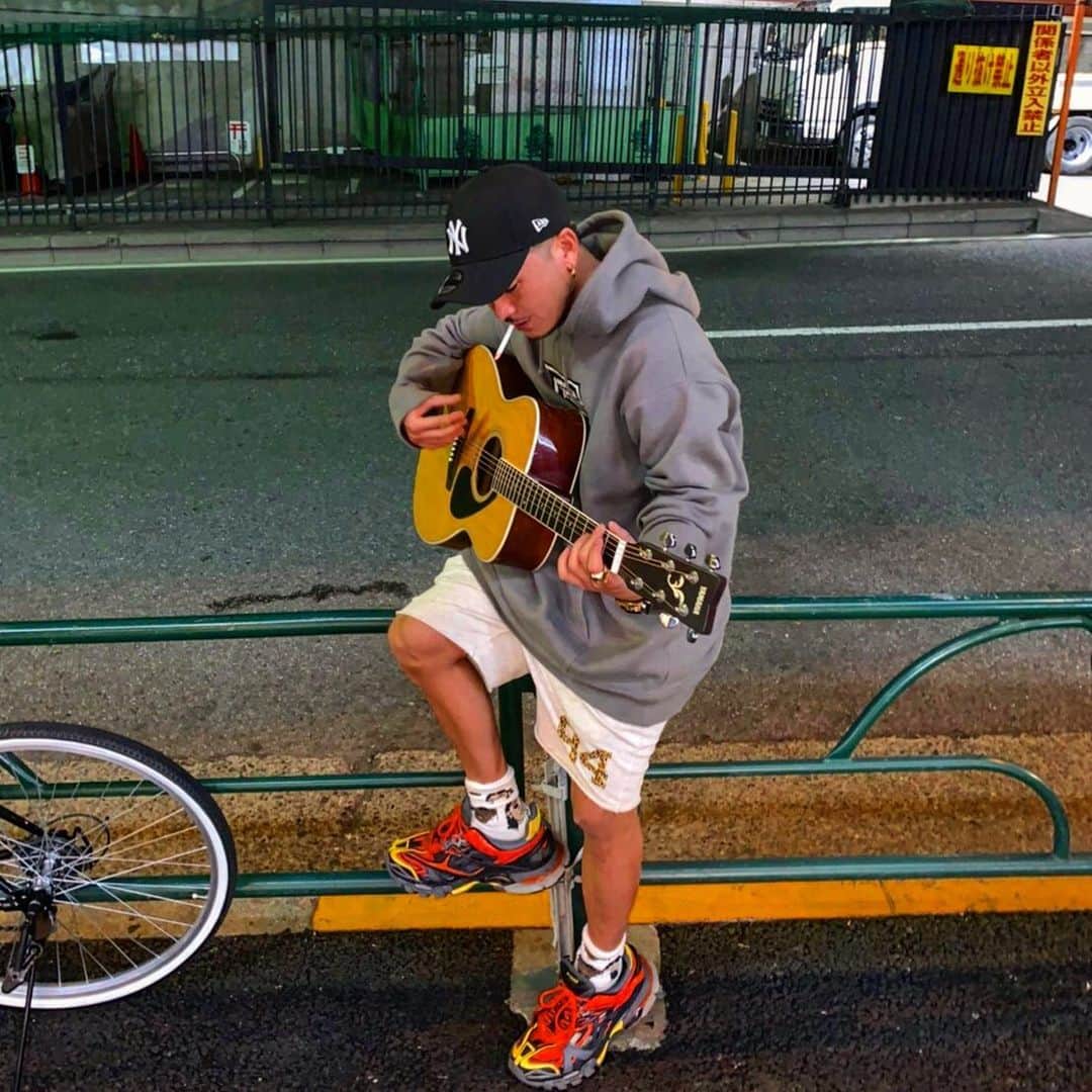 唐澤有弥のインスタグラム：「すとりーと🎸」