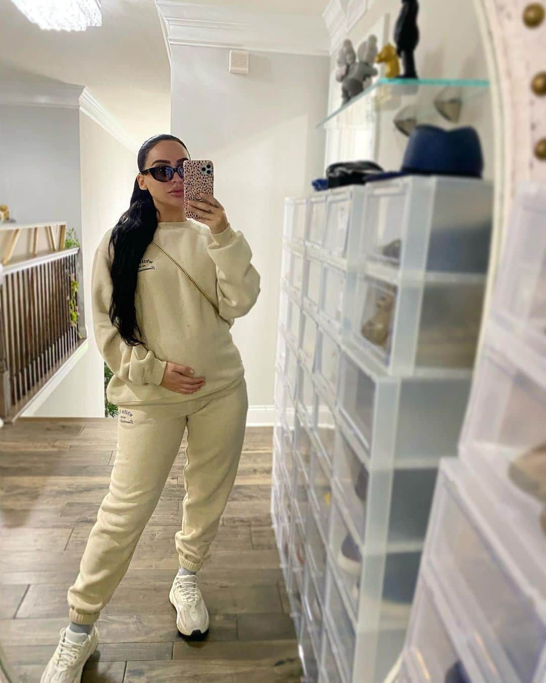 Carli Bybelのインスタグラム：「Been living in comfy sweats during pregnancy and I’m loving it!!! 🤰🏻」
