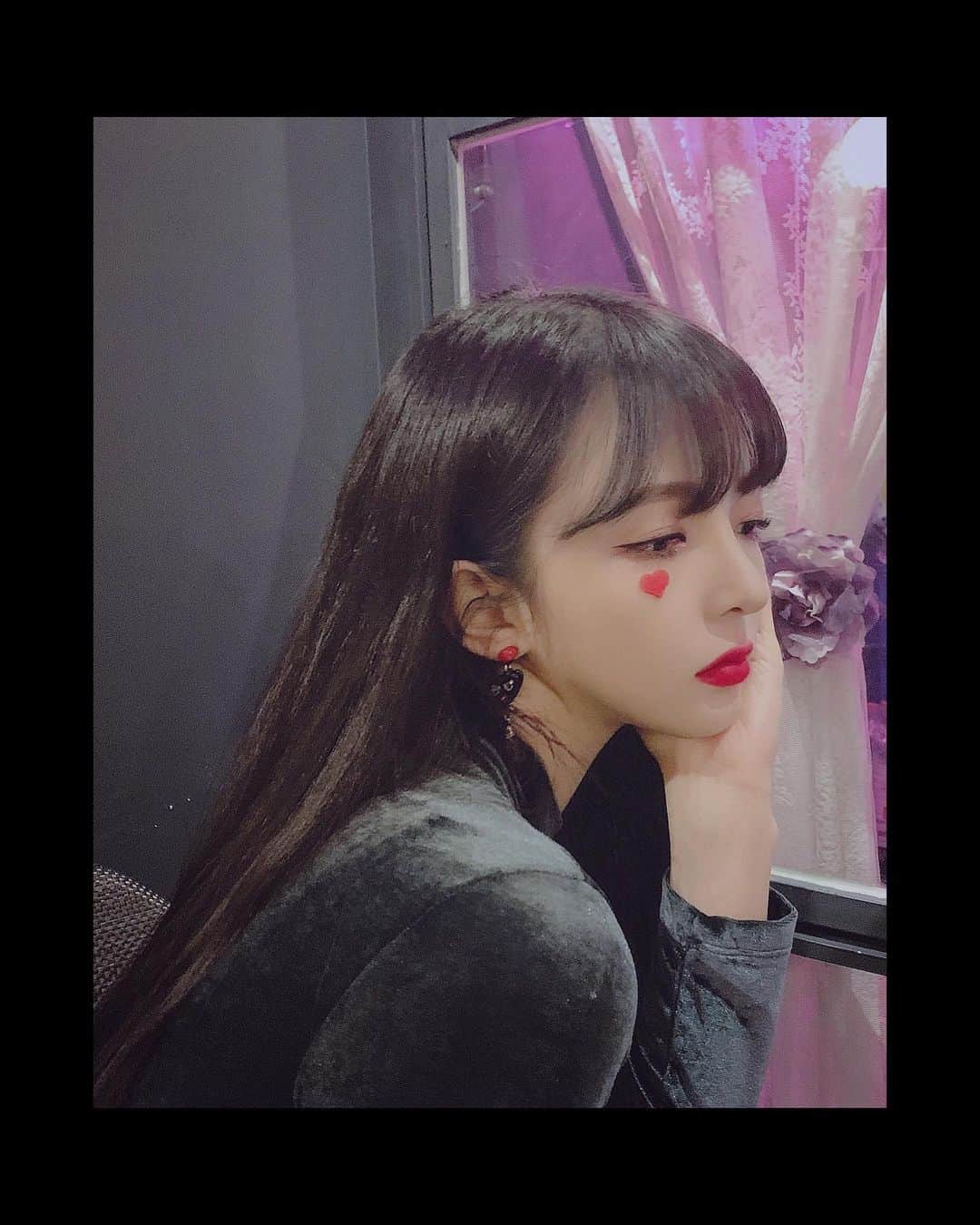 ユジョン のインスタグラム：「29살은  분명 더 어릴 때보다 유해지고 섬세해졌는데 써먹지 않고 묵혀두는 이상한 나이 낮아지는 온도를 감지할 수 있지만 감당하려고 하지 않는 나이」