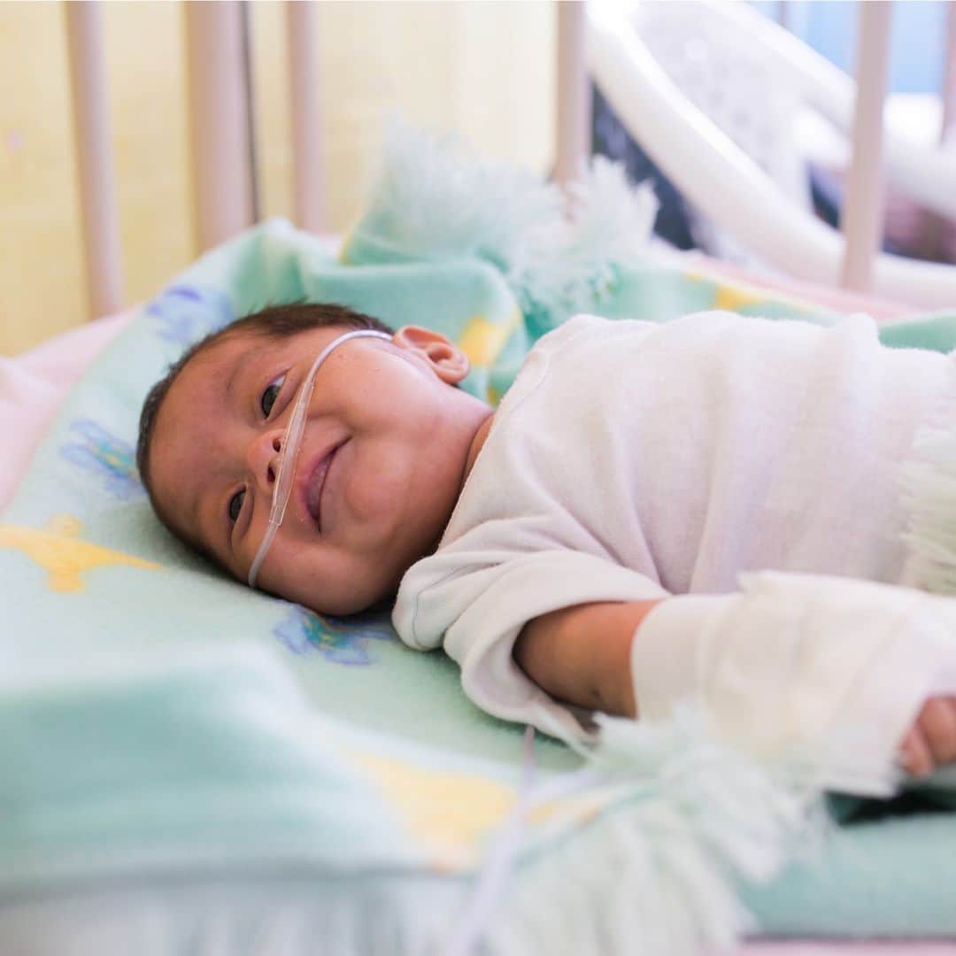 unicefさんのインスタグラム写真 - (unicefInstagram)「At six months old, Randy is battling pneumonia - an infection that leaves children fighting for breath as their lungs fill with fluid. Every year, 4.2 million children like Randy need urgent access to medical oxygen to survive.⠀ ⠀ Now, the global need for oxygen supplies has become more critical than ever, as the COVID-19 pandemic sweeps the world. We are determined to rise to both of these challenges. So far this year, UNICEF has delivered life-saving sources of oxygen to over 90 countries.⠀ ⠀ #WorldPneumoniaDay #StopPneumonia © UNICEF/UNI235489/Willocq」11月13日 1時45分 - unicef