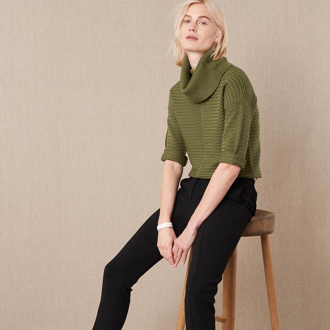 イエーガーのインスタグラム：「Styled with a chunky stitch, this 100% merino wool knit is finished with contrast rib detail and an easy cowl neckline. The boxy shape is effortless to pair while the khaki colour adds modern flair to the mix. #JaegerStyle」