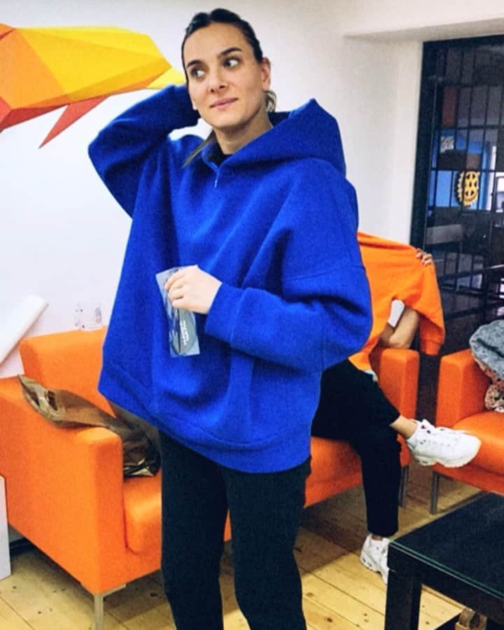 エレーナ・イシンバエワのインスタグラム：「Да блин... Дорогая @alexandra_krantsova  ну ты меня поняла... 🤣🤗😘 ⠀ What the ... 🤣😂  #исинбаева#isinbaeva#бфисинбаевой#смех#юмор#вашанаша#humor#laughing#isinbaevamerch.」