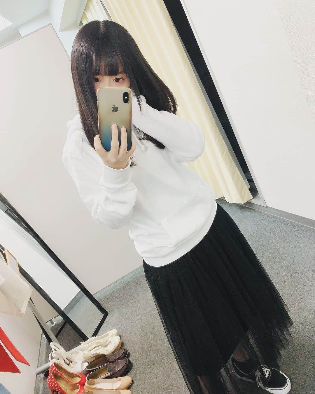海月咲希さんのインスタグラム写真 - (海月咲希Instagram)「真っ白なパーカー。  yamaさんの真っ白って曲がすごく素敵だから聴いてほしい。  #パーカー #パーカー女子 #adidas #撮影会 #真っ白  #地味に髪の毛切りました」11月13日 1時52分 - saki_mitsuki