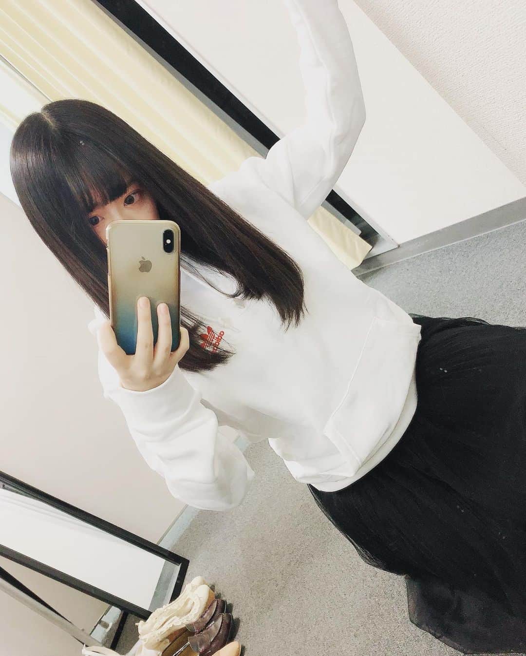 海月咲希さんのインスタグラム写真 - (海月咲希Instagram)「真っ白なパーカー。  yamaさんの真っ白って曲がすごく素敵だから聴いてほしい。  #パーカー #パーカー女子 #adidas #撮影会 #真っ白  #地味に髪の毛切りました」11月13日 1時52分 - saki_mitsuki