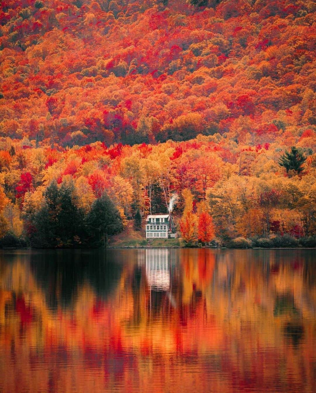 Wonderful Placesさんのインスタグラム写真 - (Wonderful PlacesInstagram)「Fall colors explosions in Vermont ✨😍😍🍁🍁✨ . Picture by ✨✨@ryanresatka✨✨ #wonderful_places for a feature ❤️🍁」11月13日 1時54分 - wonderful_places