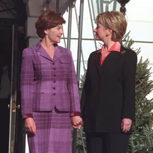 ヒラリー・クリントンさんのインスタグラム写真 - (ヒラリー・クリントンInstagram)「Barbara welcoming me, November 1992; me welcoming Laura, December 2000.⁣ ⁣ ⁣ Photos: Associated Press/UPI」11月13日 1時54分 - hillaryclinton