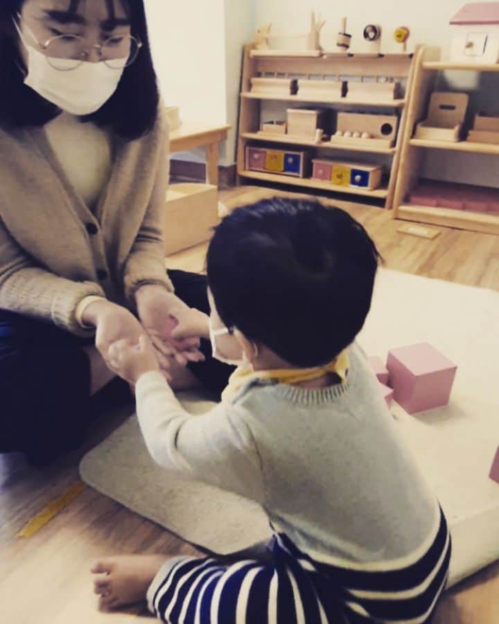 ミン・ヨンウォンのインスタグラム：「크다 작다 빨주노초파남보 붙였다 뗐다 아빠는 바다낚시  민서는 실내낚시  #낚시부자 네모 세모 동그라미 원, 투  손가락 만들기 ㅎㅎㅎ칭찬해 ❤ (늘 사랑으로 열씸히 가르쳐주시는 선생님들께 감사합니다) . . 반면에 요구 사항도 디테일 해지고 밥은 더 안먹고 먹고 뱉어서 혼내도 보고.. TV도 보여줘보고.. . . 나도 배고픈데  자꾸 자기 놀때 옆에 앉으라고...해서 잠깐이라도 일어나면 자지러지게 울고 당기고 난리가나서.. 쫄쫄쫄 몇번 굶다가.. 어지러워서  바닥에서  밥먹는  엄마의 삶 . . 매일 일정하게 반복되는것이 아기에게 안정감을 준다고 한다. 매일 일정하게 반복되는  삶이 제일 끔찍한 삶이라고 생각하고 살았는데.. 20개월을 그렇게 살고 있다.  . . 민서가 커서 불안함 없이 강하고 담대하길.. 내가 노력하고 있는 패턴이 너에게 축복으로  다가오길  하루하루하루하루..차곡차곡 . . . . 3월달이면 자유가 온다~~~~~!!!!!이얍!! #20갤아기 진입 #먹방 #푸드파이터#먹방요정  #사랑해  #육아일기 #신혼일기 #육아맘 #육아소통 #일상 #소통 #맞팔 #데일리 #황금돼지띠아들 #오오티디  #베이비스타그램  #babyboy」