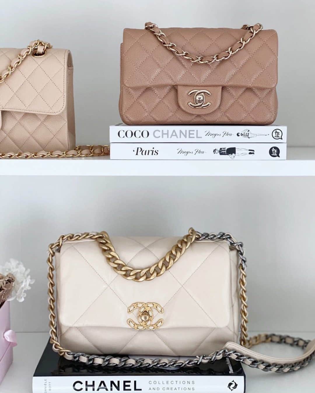 GILTのインスタグラム：「A #Chanel shelfie is the best kind of shelfie. Photo by: @chanel_cmyk.」