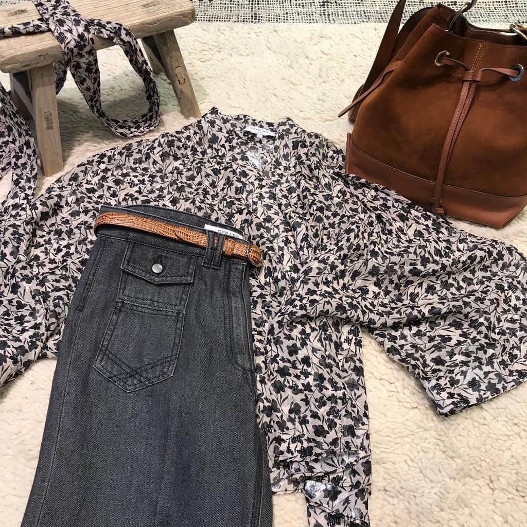 ジェラールダレルさんのインスタグラム写真 - (ジェラールダレルInstagram)「Thursday outfit ✨ Anna jeans, Novella blouse and Saxo bag.  #GerardDarel #Newcollection #FW2021 #Outfit」11月13日 2時00分 - gerarddarel
