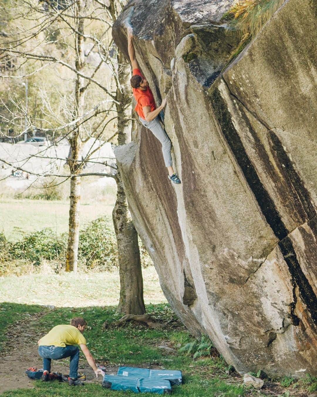 ミレーのインスタグラム：「Outdoor bouldering requires trust. First, in your grip. Then, in your climbing partner!  📷 @matt_georges   #MilletRiseUp」