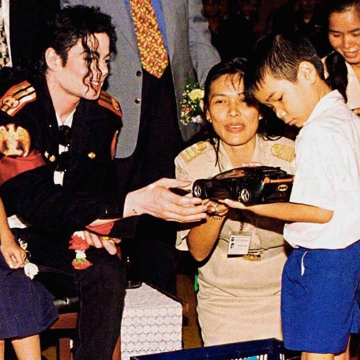 マイケル・ジャクソンさんのインスタグラム写真 - (マイケル・ジャクソンInstagram)「In November of 1996, Michael Jackson donated money and brought gifts to a children’s orphanage and school for the visually impaired in Bangkok, Thailand. Michael visited during a day off on his iconic HIStory world tour and spent time with the children. #MJHumanitarian」11月13日 2時01分 - michaeljackson