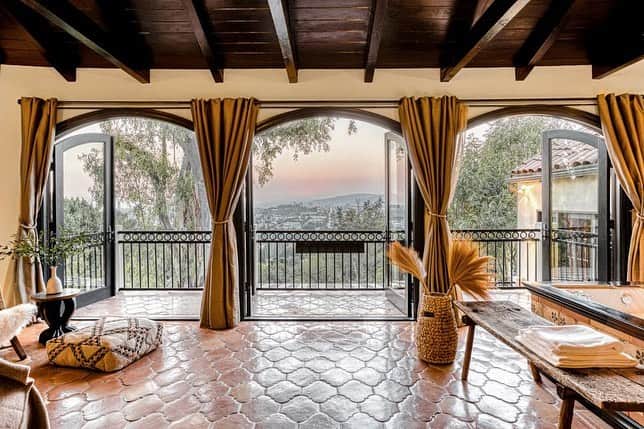 HGTVさんのインスタグラム写真 - (HGTVInstagram)「Say hello to this stunning Hollywood sunset. 🌅 😍 Sold by the view of Hollywood Boulevard, this homeowner decided to undertake a major renovation to restore this Spanish-style Hollywood home to its original 1935 charm. 🛠 See the full transformation when you visit the photo gallery at the link in our profile. 🔝 📸⁠⠀ ⁠⠀ #hollywood #hometour #design #interiordesign #fixerupper #renovation #glam #architecture」11月13日 2時04分 - hgtv
