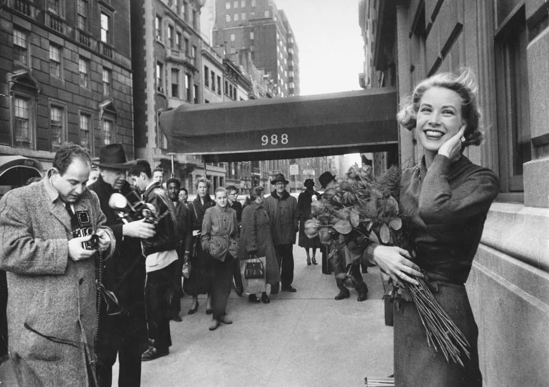 lifeのインスタグラム：「Legendary actress and humanitarian Grace Kelly was born on this day in 1929. Here she is in Manhattan on a last-minute shopping trip before her wedding to the Prince of Monaco. As LIFE's editors noted in the April 9, 1956 issue, these were "the last days spent in the U.S. by a beautiful Philadelphia girl before becoming a princess." To see her royal wedding—watched by over 30 million people in 1956—tap the link in bio. (📷Lisa Larsen/LIFE Picture Collection)  #tbt #gracekelly #1950sfashion #royalweddings #manhattan #princessgrace」