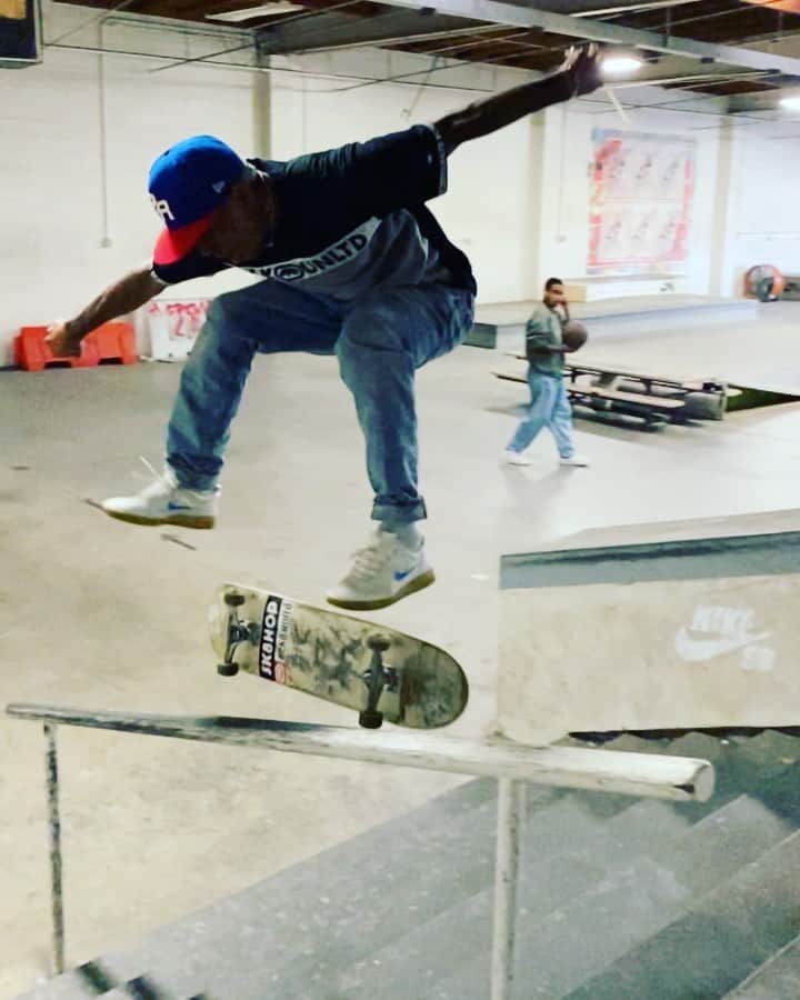 マニー・サンティアゴのインスタグラム：「It just works 🤷🏽‍♂️😈 Head over to @stompsessions and go step by step on how I learned them!」